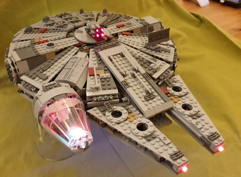 16 STAR WARS Millenium Falcon